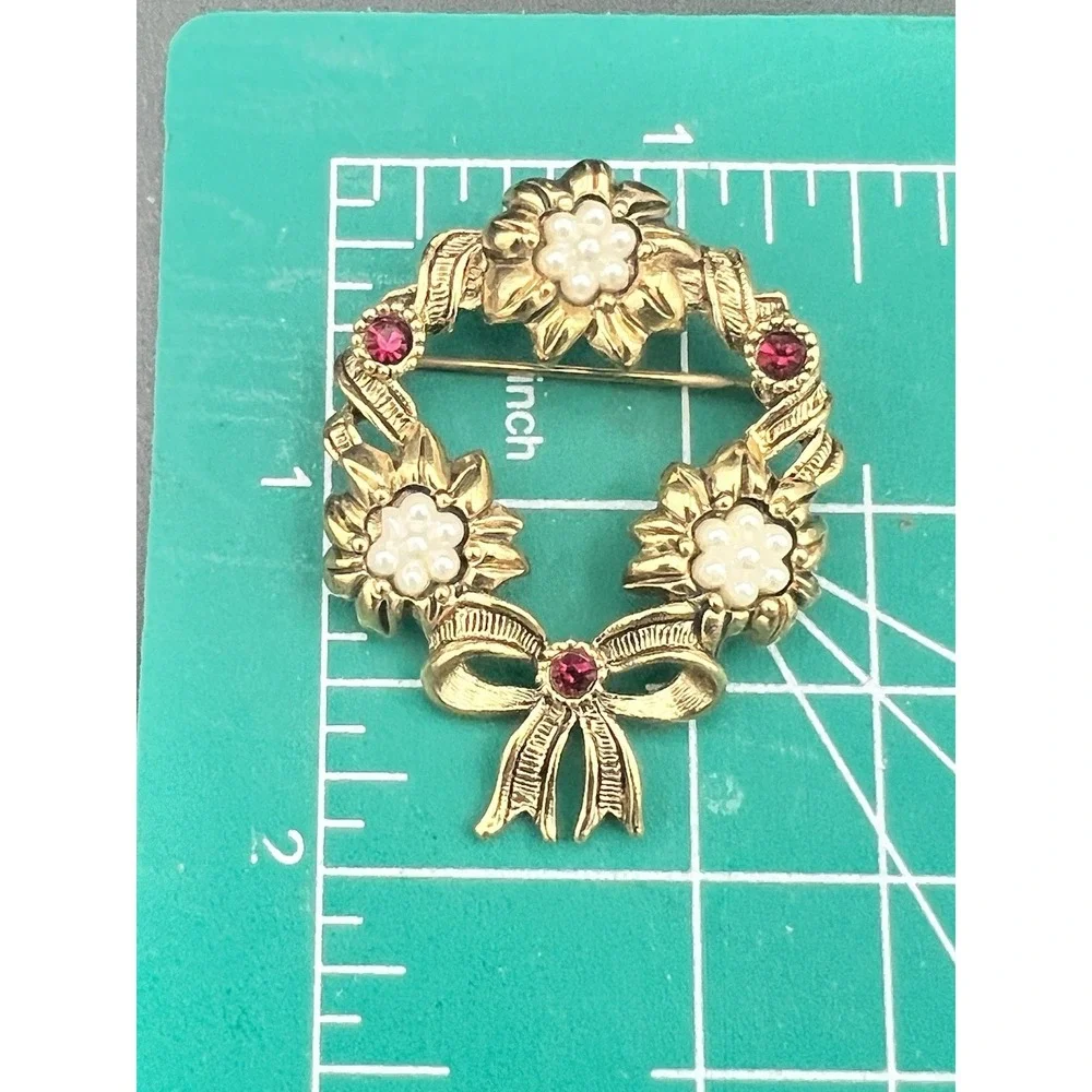 Vintage GAVIN Gold Wreath Brooch Faux Pearl Ruby Rhinestone Bow Size 1.75